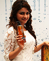 Prachi Desai Launches Neutrogena's Rainbath Shower and Bath Gel