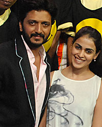 Ritesh Deshmukh and Genelia D'Souza posing with Loyola Dream team contestants from Chennai in India's dancing Superstars