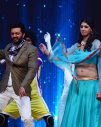 Aftab SHivdasani and Riteish Deshmukh sizzled on the stage along with the anchors and contestants on the show
