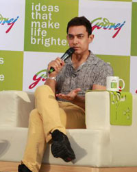 Aamir's rendezvous with the real faces behind 'Ideas that make life brighter'