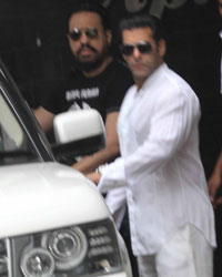 Salman Khan snapped wishing Eid