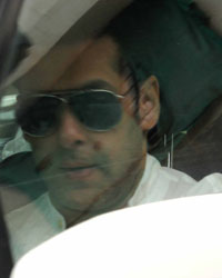 Salman Khan snapped wishing Eid