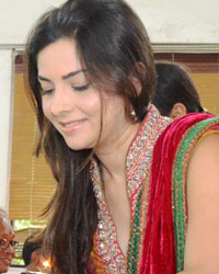 Sonalee Kulkarni the 'Grand MastI' lead celebrates the Rakshabandhan festival with paraplegic soldiers'