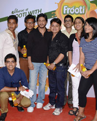 Shahrukh Khan shares the magic of fresh 'n' juicy mangoes with his die-hard fans Shahrukh Khan shares the magic of fresh 'n' juicy mangoes with his die-hard fans