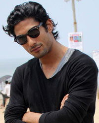 Prateik Babbar cleans Juhu beach
