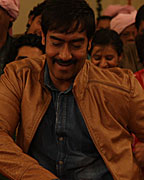 Ajay Devgn's Junior fans in Himmatwala's Bum Pe Laat song