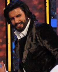 Ranveer singh shaking a leg with top 18 contestnats on the sets of DID 4