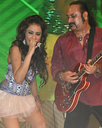 Jyotsna Navandar and Lesle Lewis performing at Anchor Switches 50 years completion party