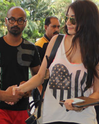 Anushka Sharma spotted at Mumbai airport leaving for Jodhpur for her next schedule of NH10