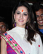 Sunny Leone at Sunny-Ekta at Siddhivinayak