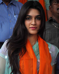 Kriti Sanon at Tiger and Kriti visit Babulnath Temple