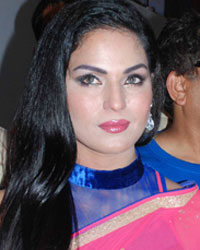 Veena Malik at Veena Malik visits Lalbaugcha Raja