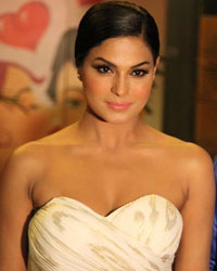 Veena Malik at Ziindagi 50 50 Premiere