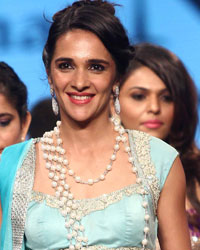 Tara Sharma at Cancer Fundraiser Fashion Show