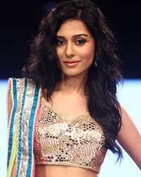 Amrita Rao at Charity Fashion Show of Smile Foundation