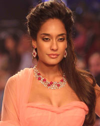 Lisa Haydon at India International Jewellery Week 2013