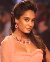 Lisa Haydon at India International Jewellery Week 2013