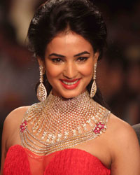 Sonal Chauhan at India International Jewellery Week 2013