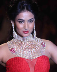 Sonal Chauhan at India International Jewellery Week 2013