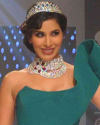 Sophie Choudry at India International Jewellery Week 2015