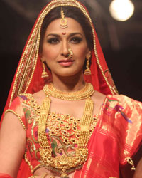 Sonali Bendre at Lakme Fashion Week Winter Festive 2013