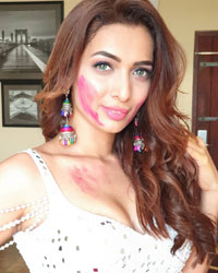 Heena Panchal at Bollywood Stars Celebrate Holi