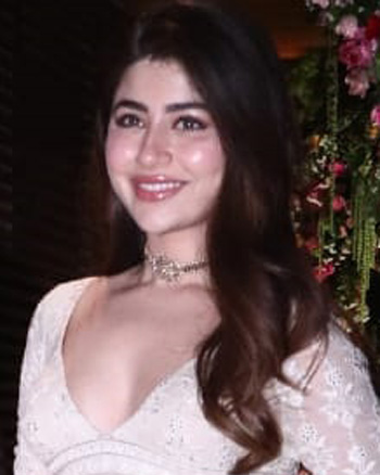 Aditi Bhatia (L)