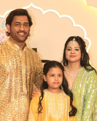 Mahendra Singh Dhoni and Sakhi Dhoni with their daughter