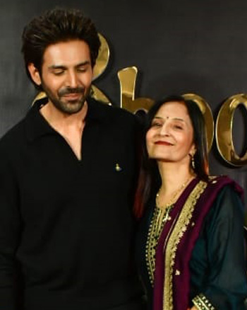 Kartik Aaryan with his parents