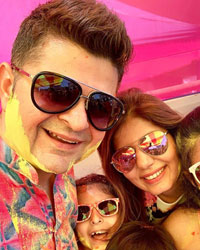 Dabboo Ratnani and Manisha Ratnani with their kids