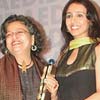 Suchitra Krishnamoorthi presenting the award at fourth ELLE DECOR International Design Awards (EDIDA).