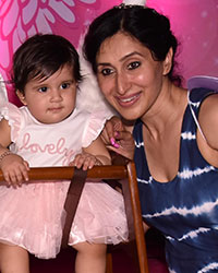 Karanvir and Teejay with their twin daughters Raya Bella and Vienna