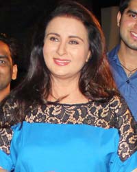 Poonam Dhillon birthday celebrations on the sets of 'Nayi Pehchaan'