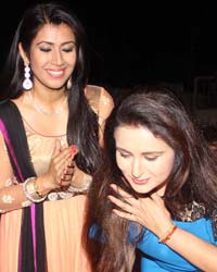 Poonam Dhillon birthday celebrations on the sets of 'Nayi Pehchaan'