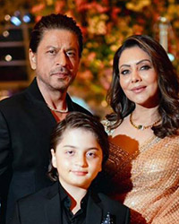 Shah Rukh Khan with Gauri Khan and their children Suhana and AbRam