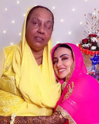 Sana Khan with her mother