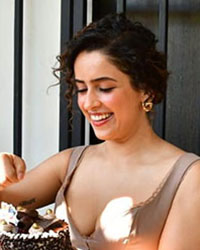 Actress Sanya Malhotra on Sunday celebrated  ..  Read more at: http://timesofindia.indiatimes.com/articleshow/107987313.cms?utm_source=contentofinterest