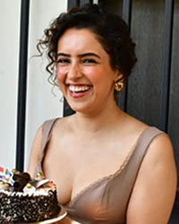 Actress Sanya Malhotra on Sunday celebrated  ..  Read more at: http://timesofindia.indiatimes.com/articleshow/107987313.cms?utm_source=contentofinterest