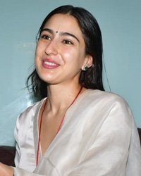 Sara Ali Khan celebrates birthday with paparazzi