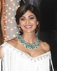 Shilpa Shetty and Raj Kundra wirh theri son Viaan