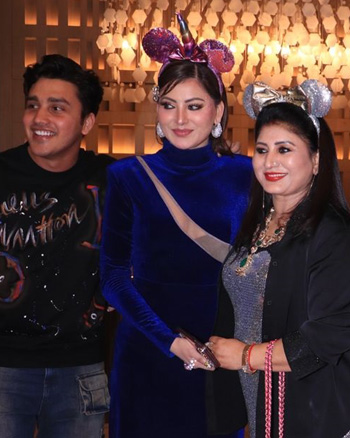 Urvashi Rautela Celebrates Her Mother's Birthday