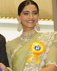 Sonam Kapoor accepts Best Hindi Film Award for Neerja