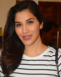 Sophie Choudry at ARAAISH Charity Exhibition 2016