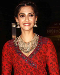 Sonam Kapoor at Aisa Yeh Jahaan Premiere