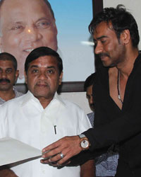 Ajay Devgn Gifts Tata Sumo To Mumbai Police Ajay Devgn Gifts Tata Sumo To Mumbai Police