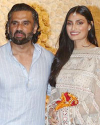 Mana, Suneil and Athiya Shetty Mana, Suneil and Athiya Shetty
