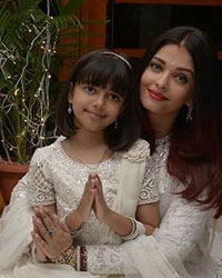 Jaya Bachchan, Amitabh Bachchan, Aradhya Bachchan, Aishwarya Rai Bachchan and Abhishek Bachchan