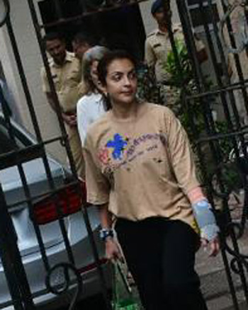 Celebs Visit Malaika Arora After Her Fathers Death Celebs Visit Malaika Arora After Her Fathers Death
