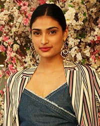 Athiya Shetty at Charity Exhibition Araaish