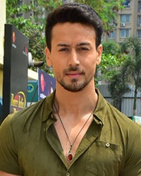 Tiger Shroff at Disha and Tiger Promote Baaghi 2 Film